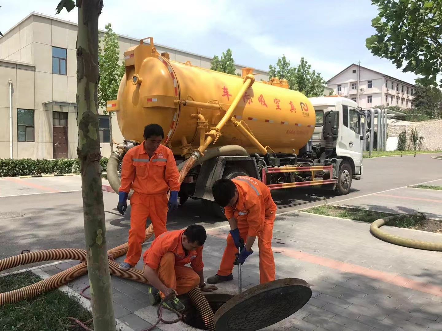 肇庆管道疏通车停在窨井附近