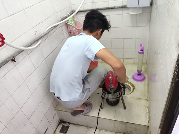 肇庆管道堵塞冒臭气 专业师傅现场解决问题